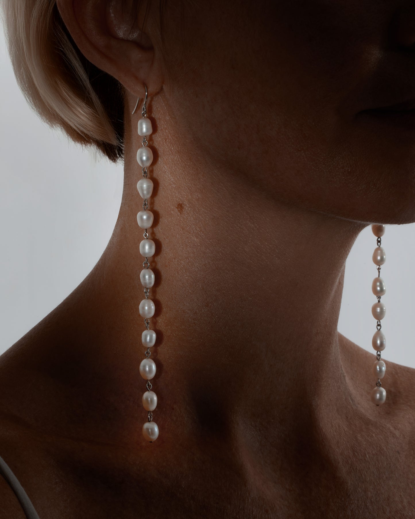 Long freshwater pearl earrings with luminous pearls and silver hooks, 14 cm in length, perfect for elegant and timeless styling.