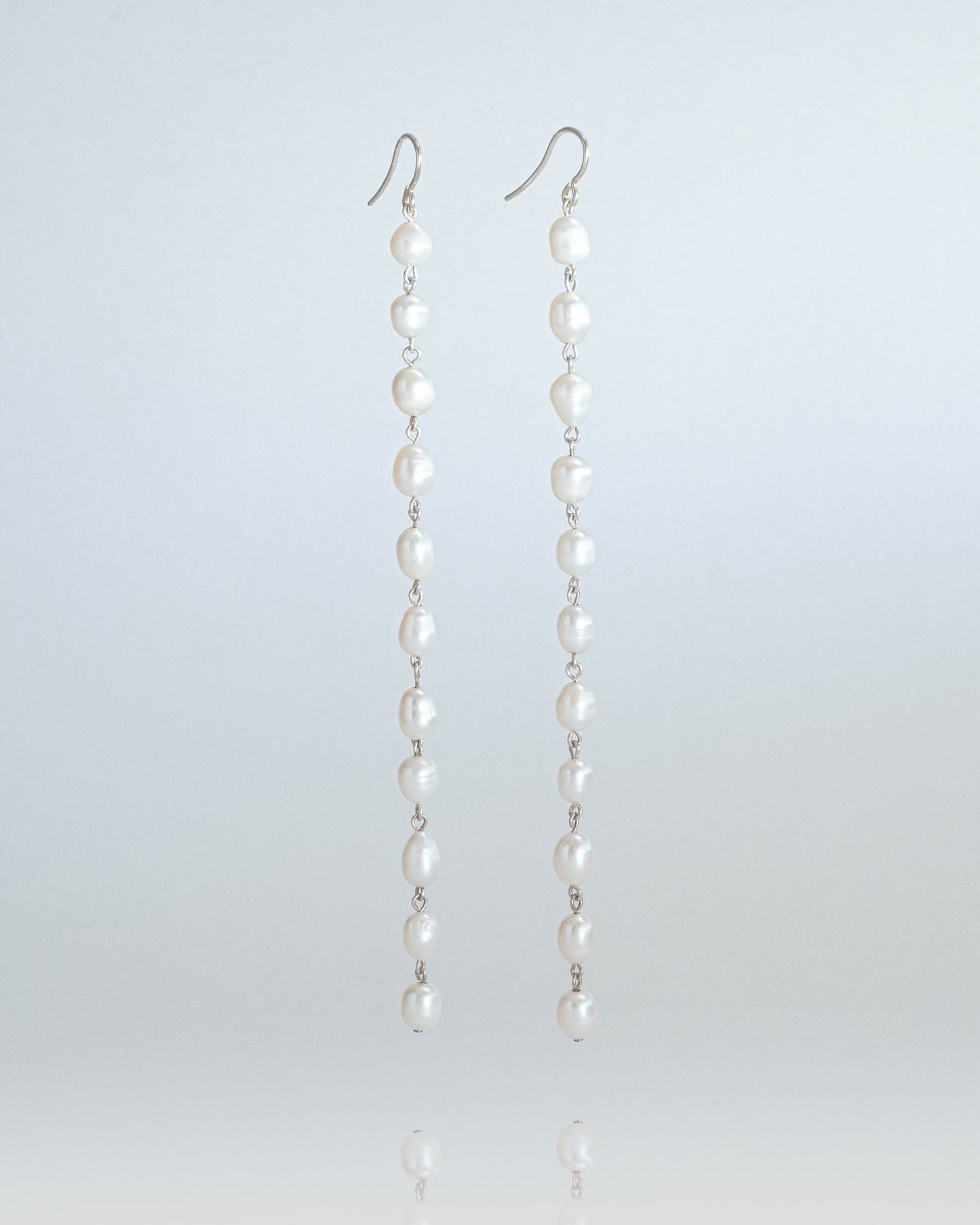 Long freshwater pearl earrings with luminous pearls and silver hooks, 14 cm in length, perfect for elegant and timeless styling.