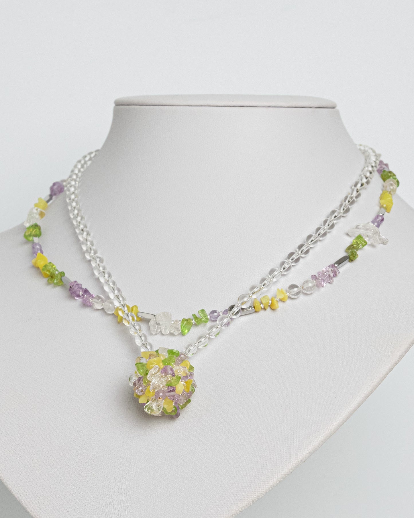 Collar en capas de piedras preciosas multicolores