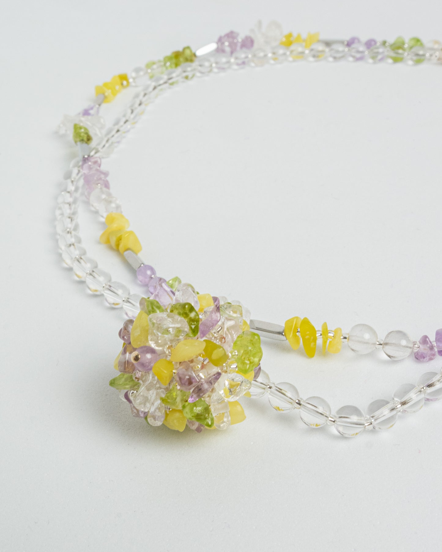Collar en capas de piedras preciosas multicolores