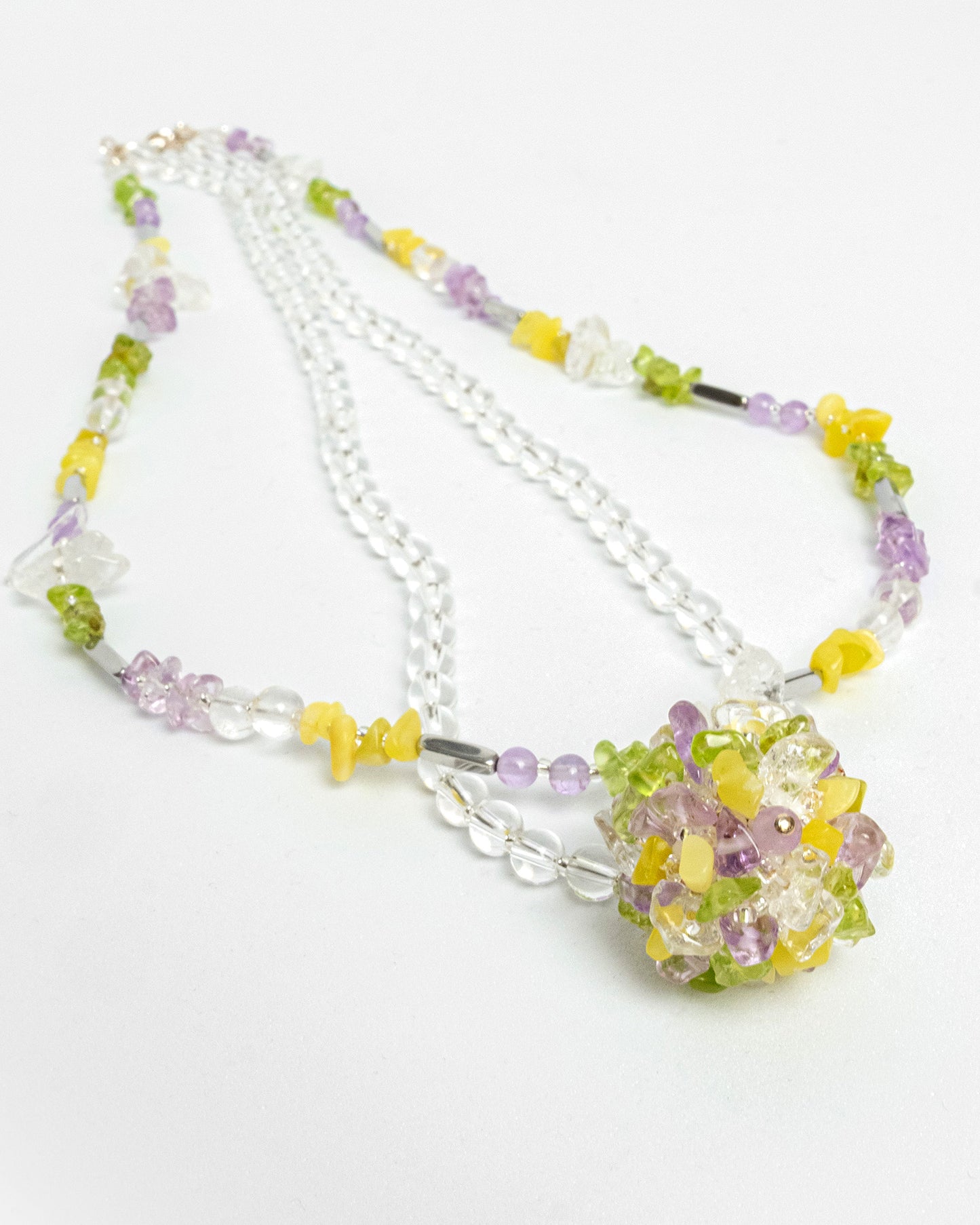 Collar en capas de piedras preciosas multicolores