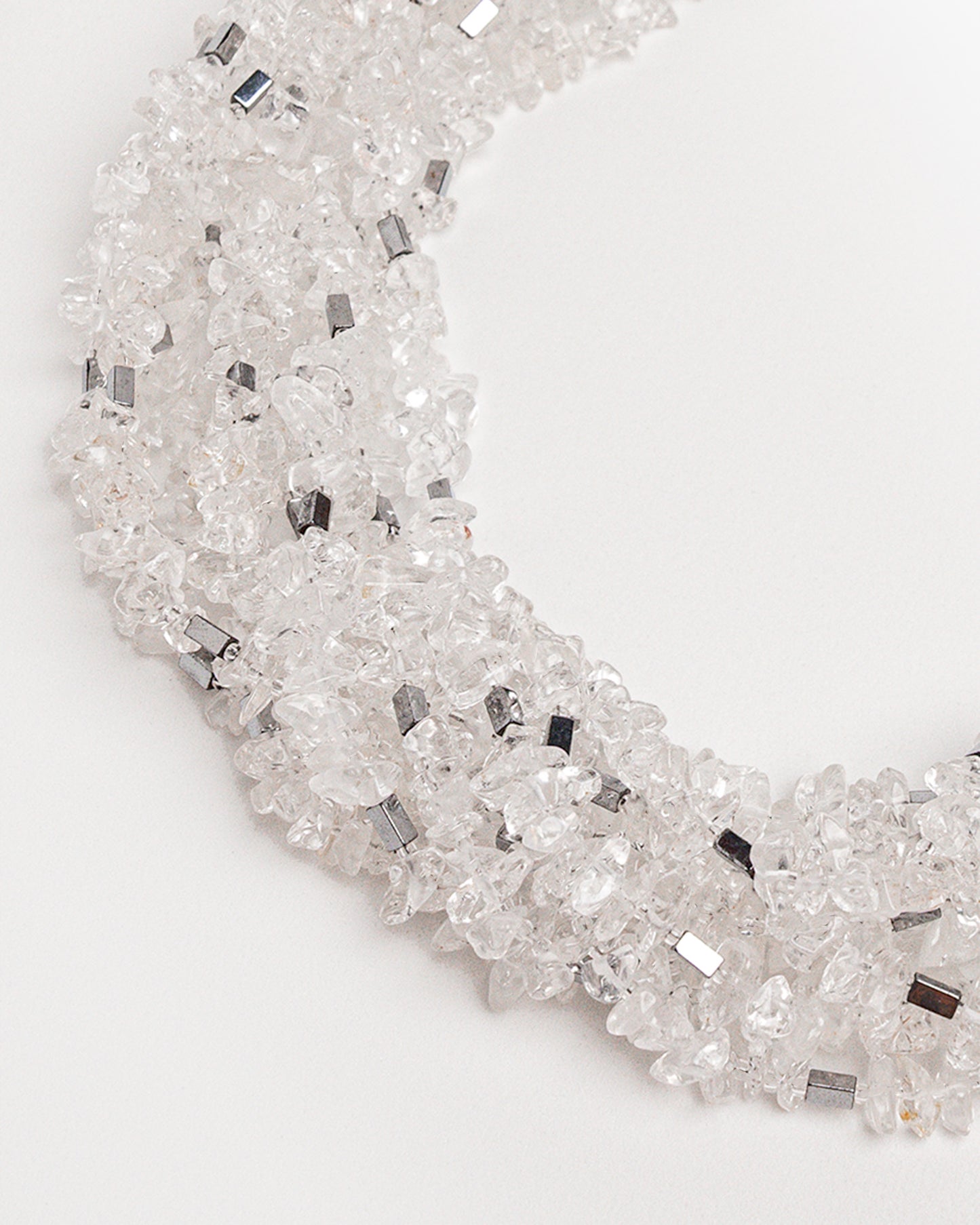 Collar multicapa de cuarzo y hematita