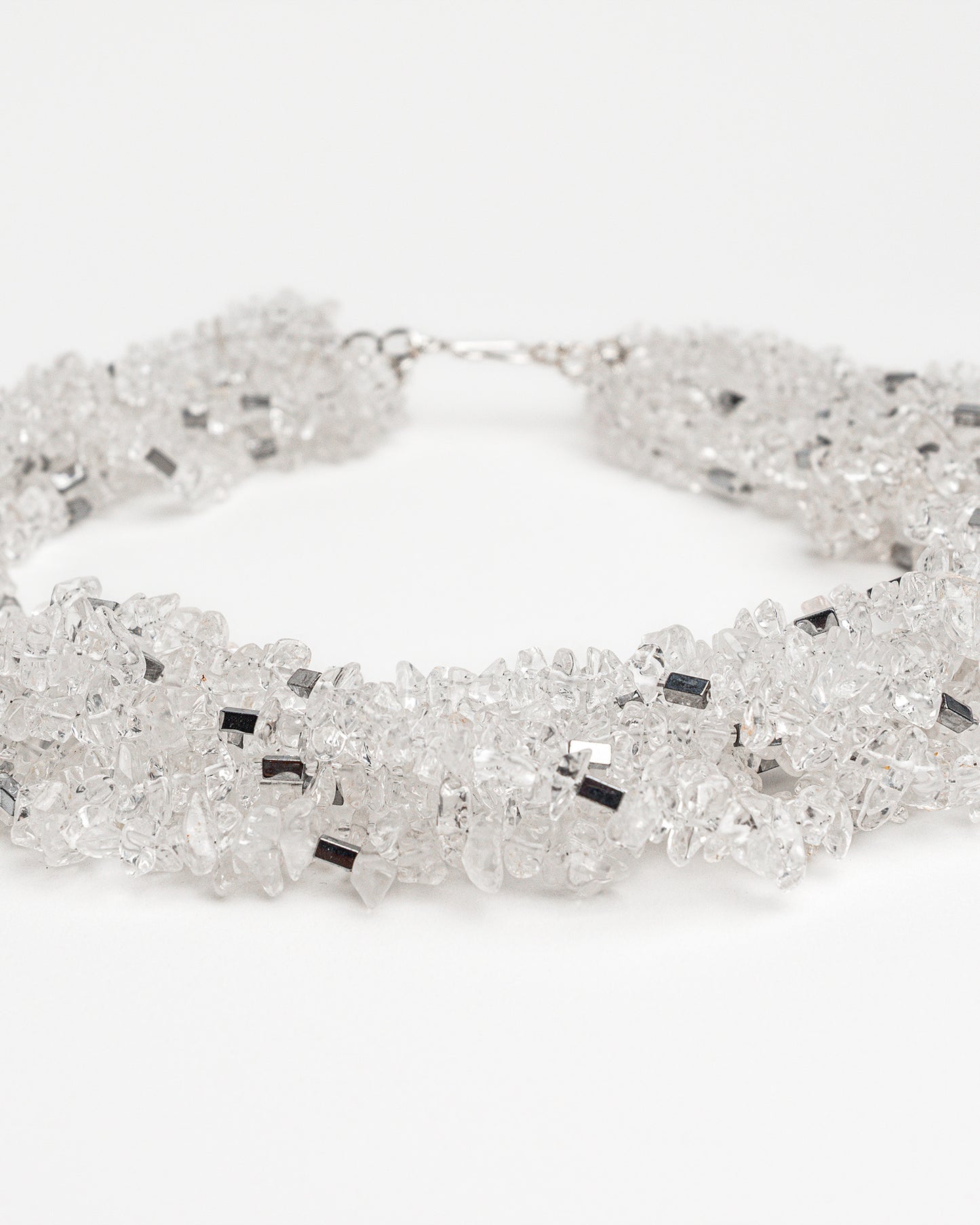 Collar multicapa de cuarzo y hematita
