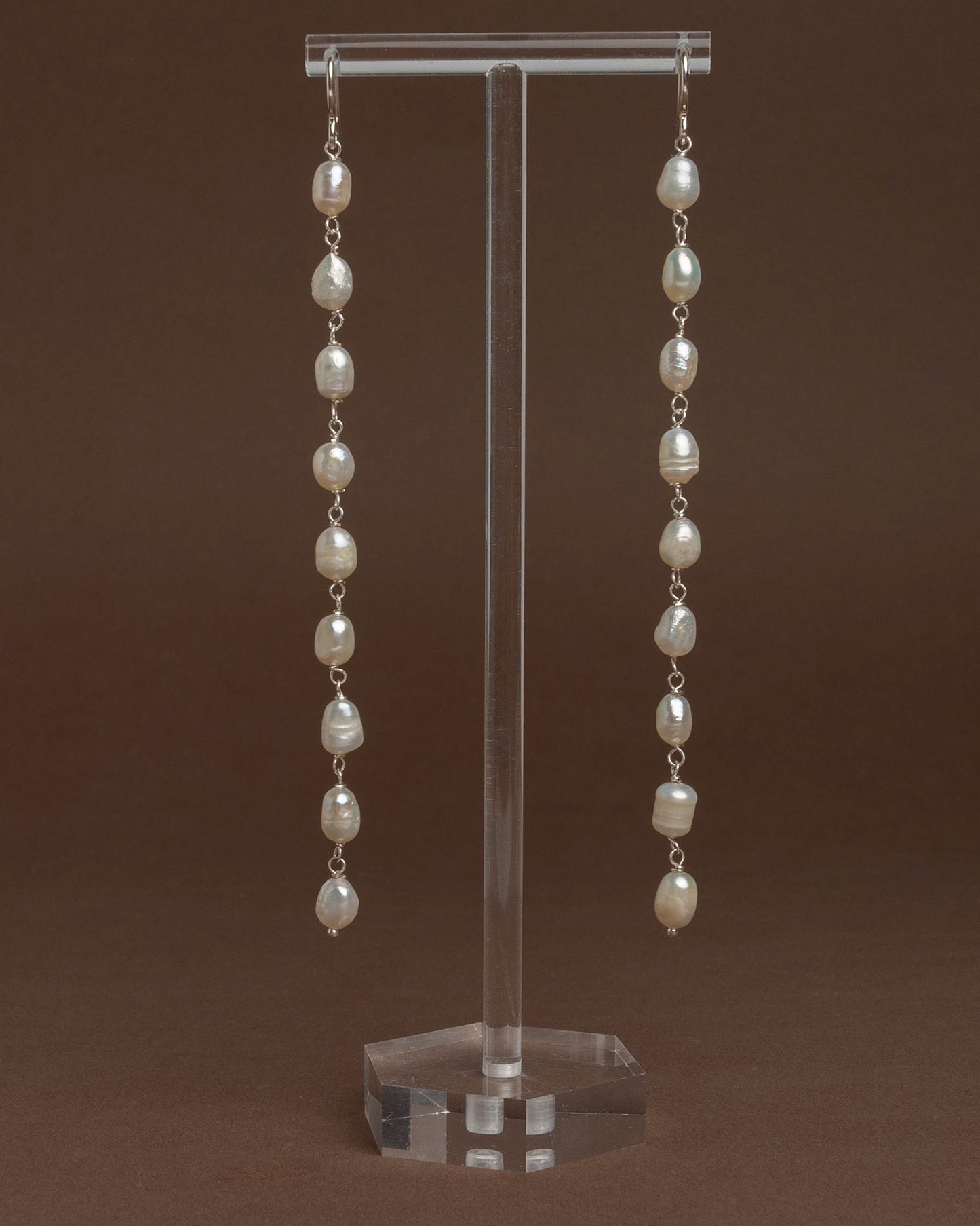 Long freshwater pearl earrings with luminous pearls and silver hooks, 14 cm in length, perfect for elegant and timeless styling.