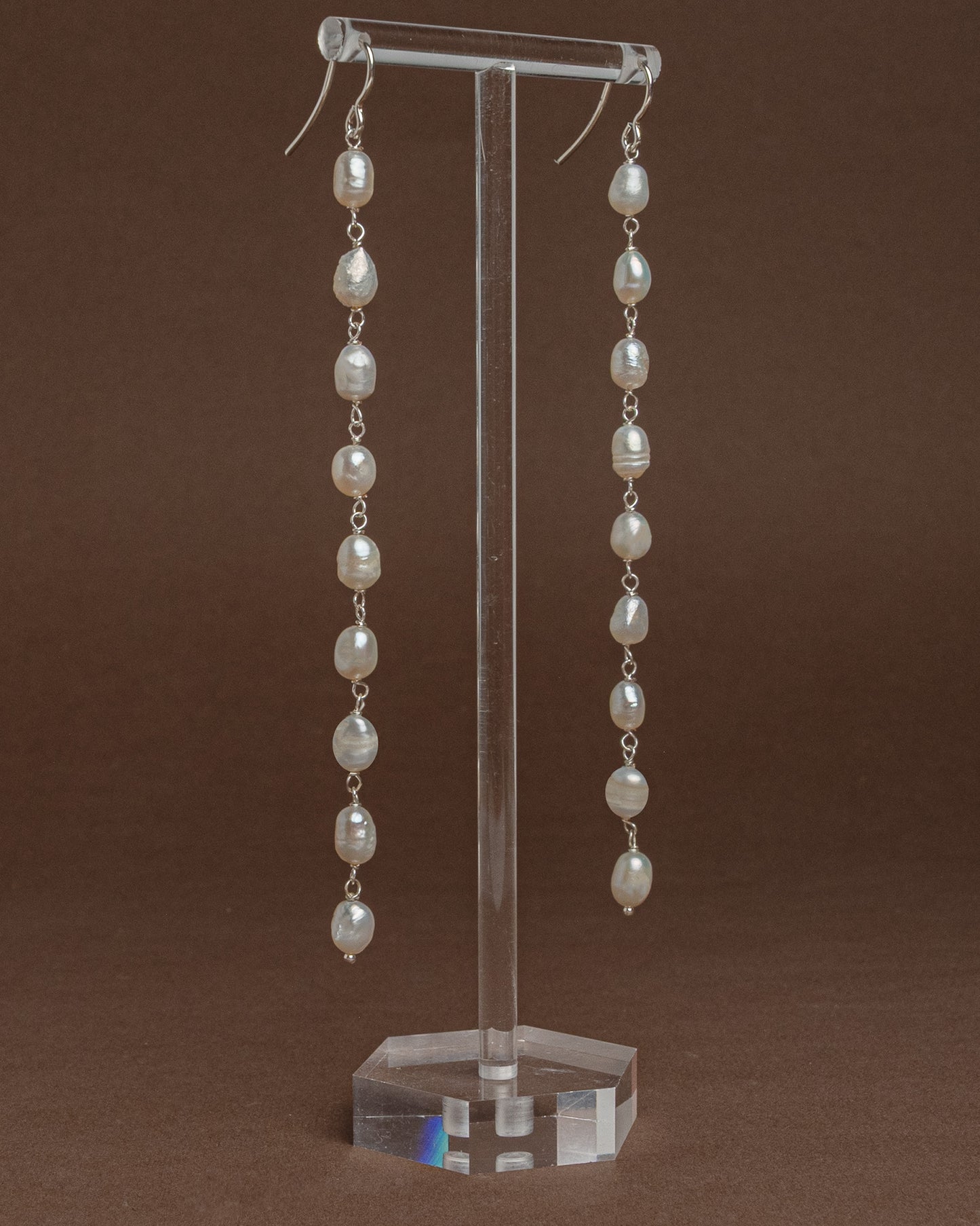 Long freshwater pearl earrings with luminous pearls and silver hooks, 14 cm in length, perfect for elegant and timeless styling.