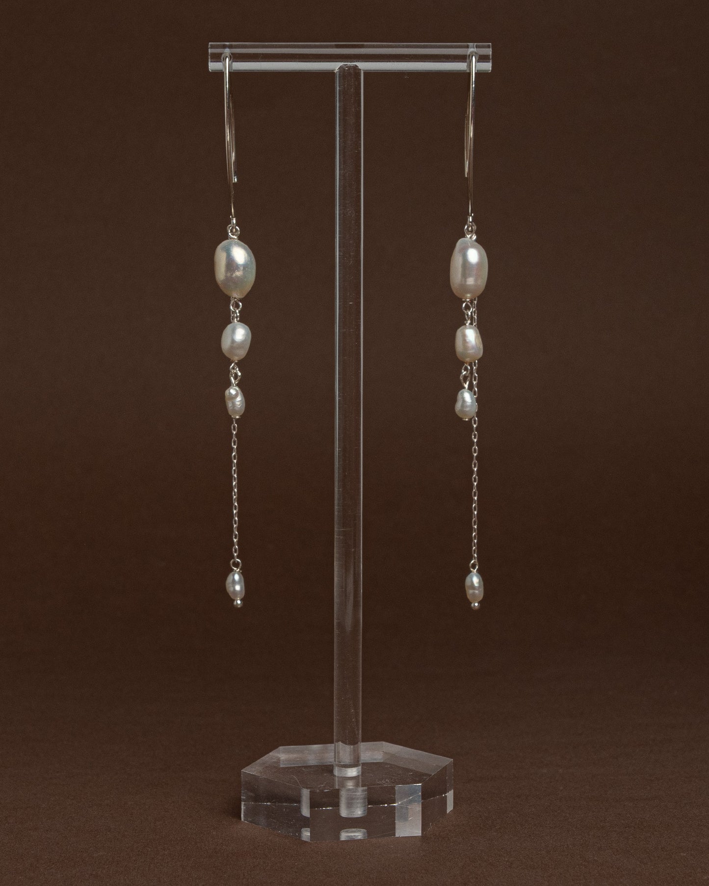Elegant long earrings with baroque freshwater pearls and silver chains. Handmade and unique, ideal for brides and special occasions.