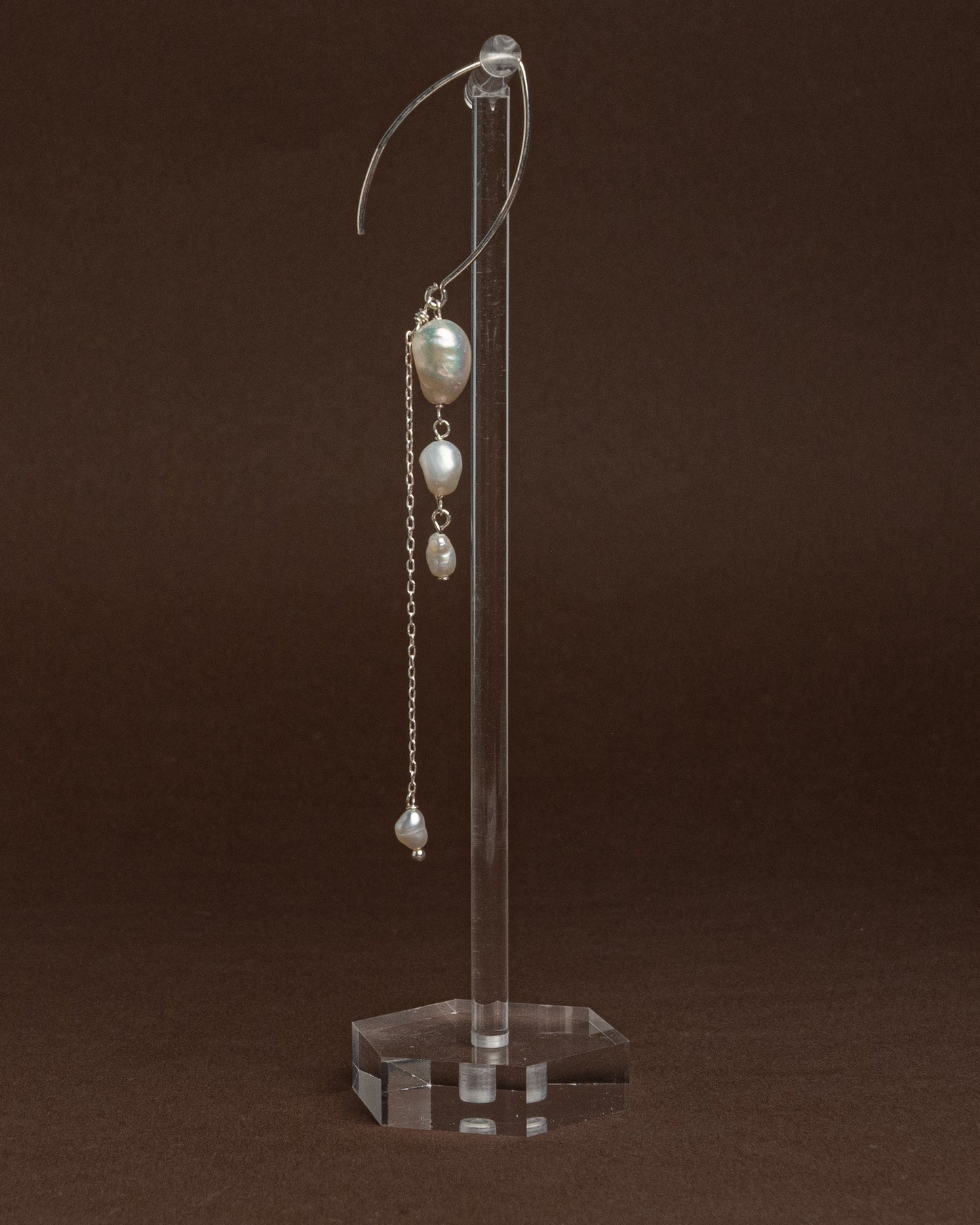 Elegant long earrings with baroque freshwater pearls and silver chains. Handmade and unique, ideal for brides and special occasions.