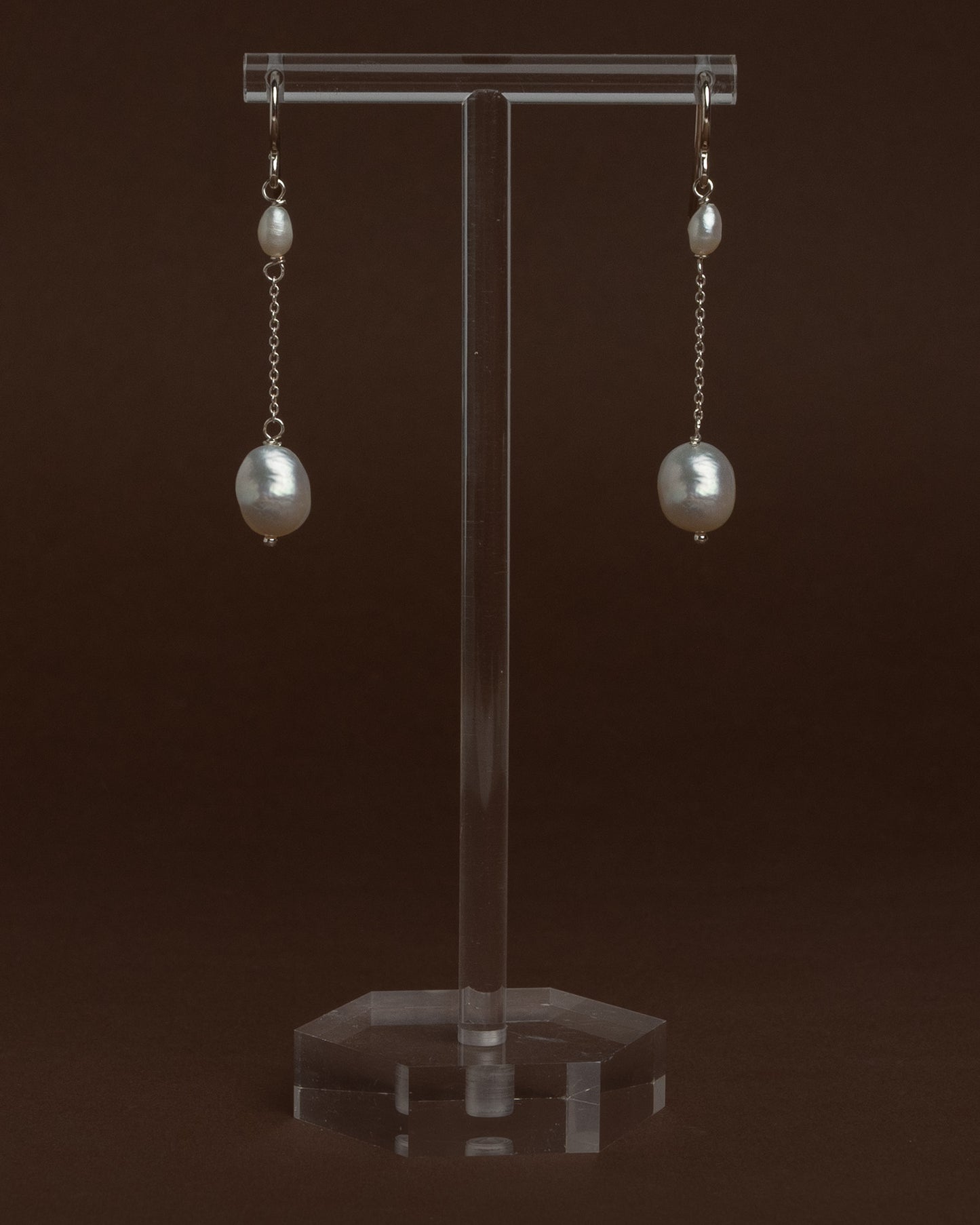 Pendientes delicados de perlas