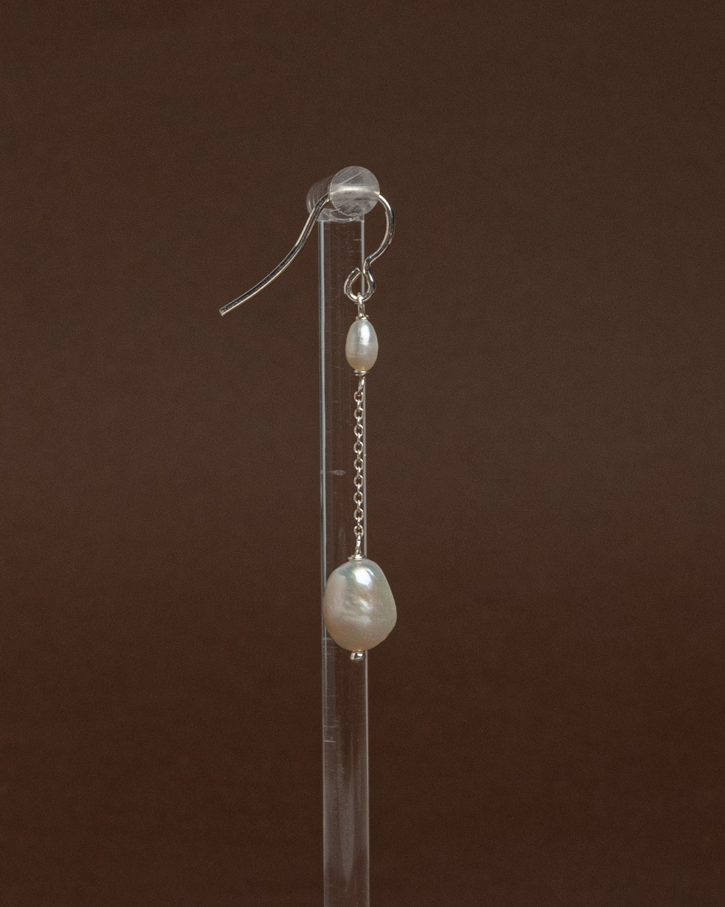 Pendientes delicados de perlas