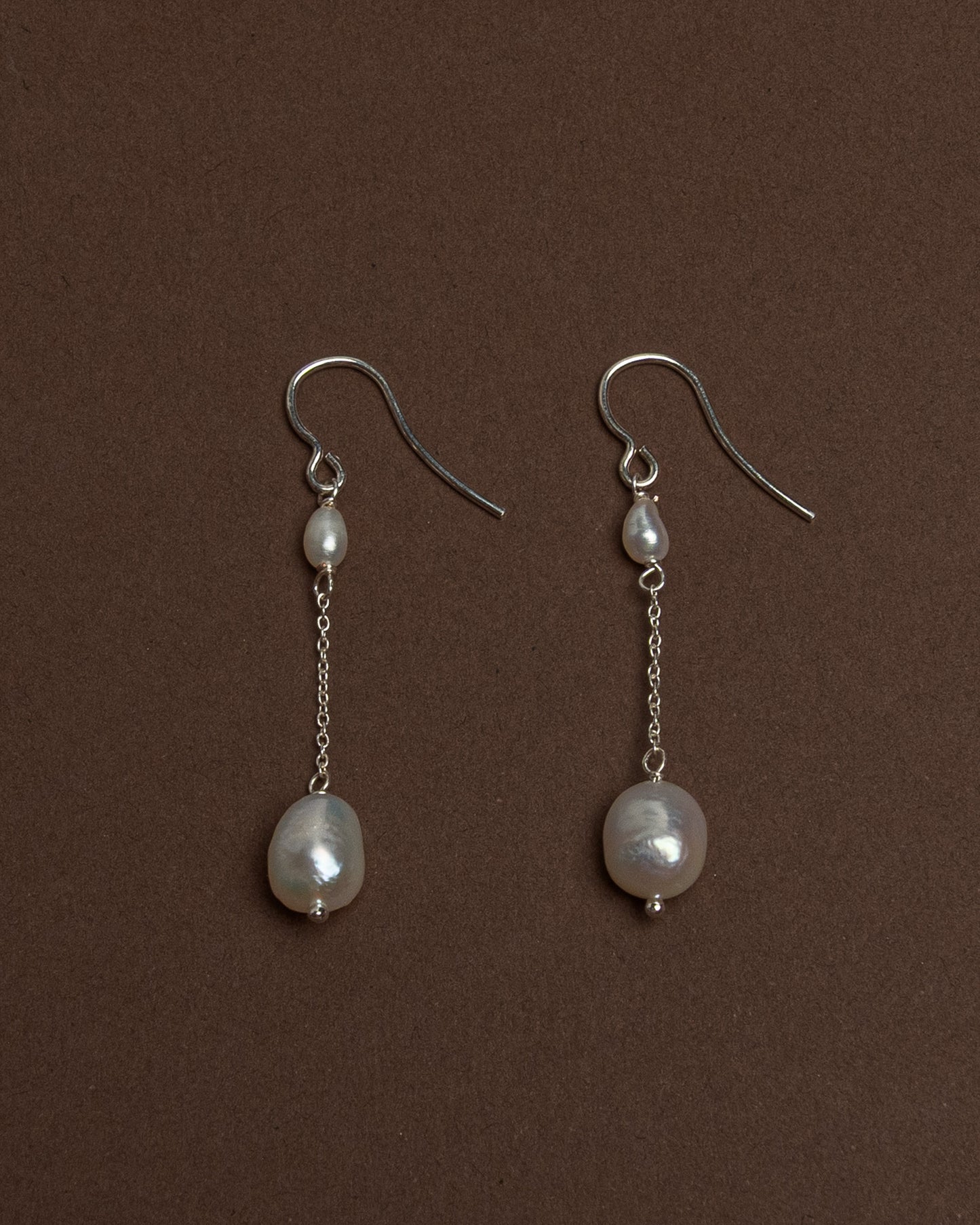 Pendientes delicados de perlas