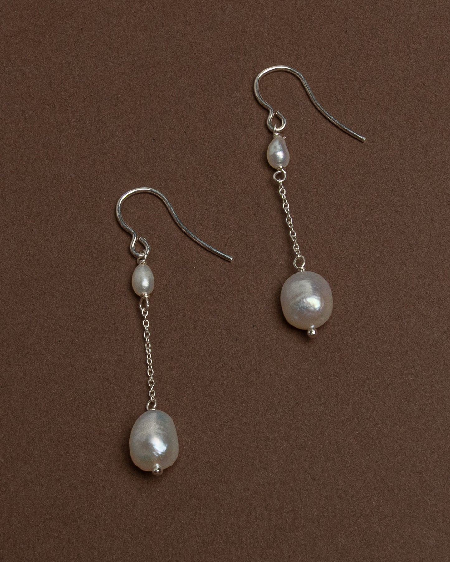 Pendientes delicados de perlas