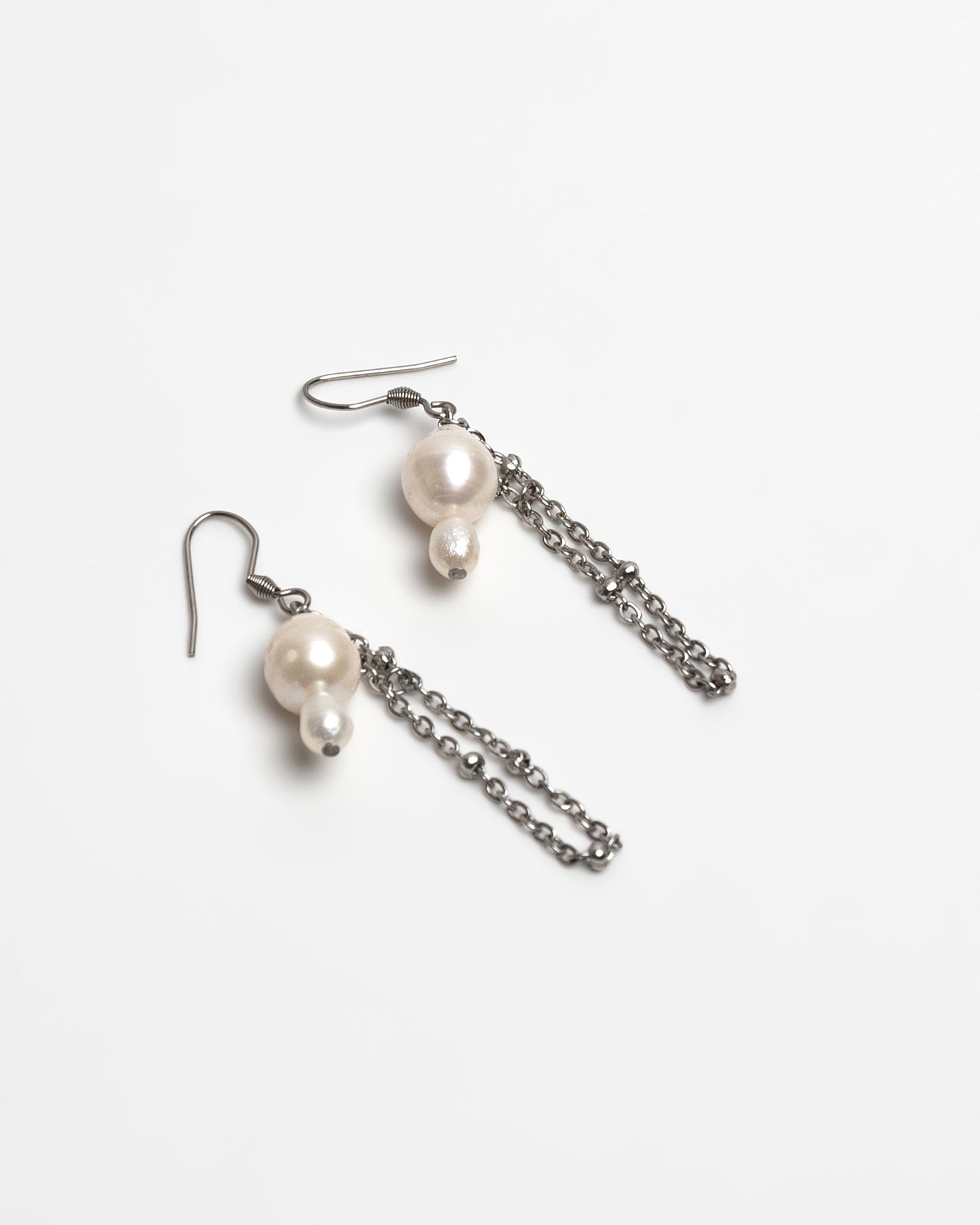 Pendientes cortos con perlas barrocas y cadena de acero inoxidable. Joyería artesanal hecha a mano en España.