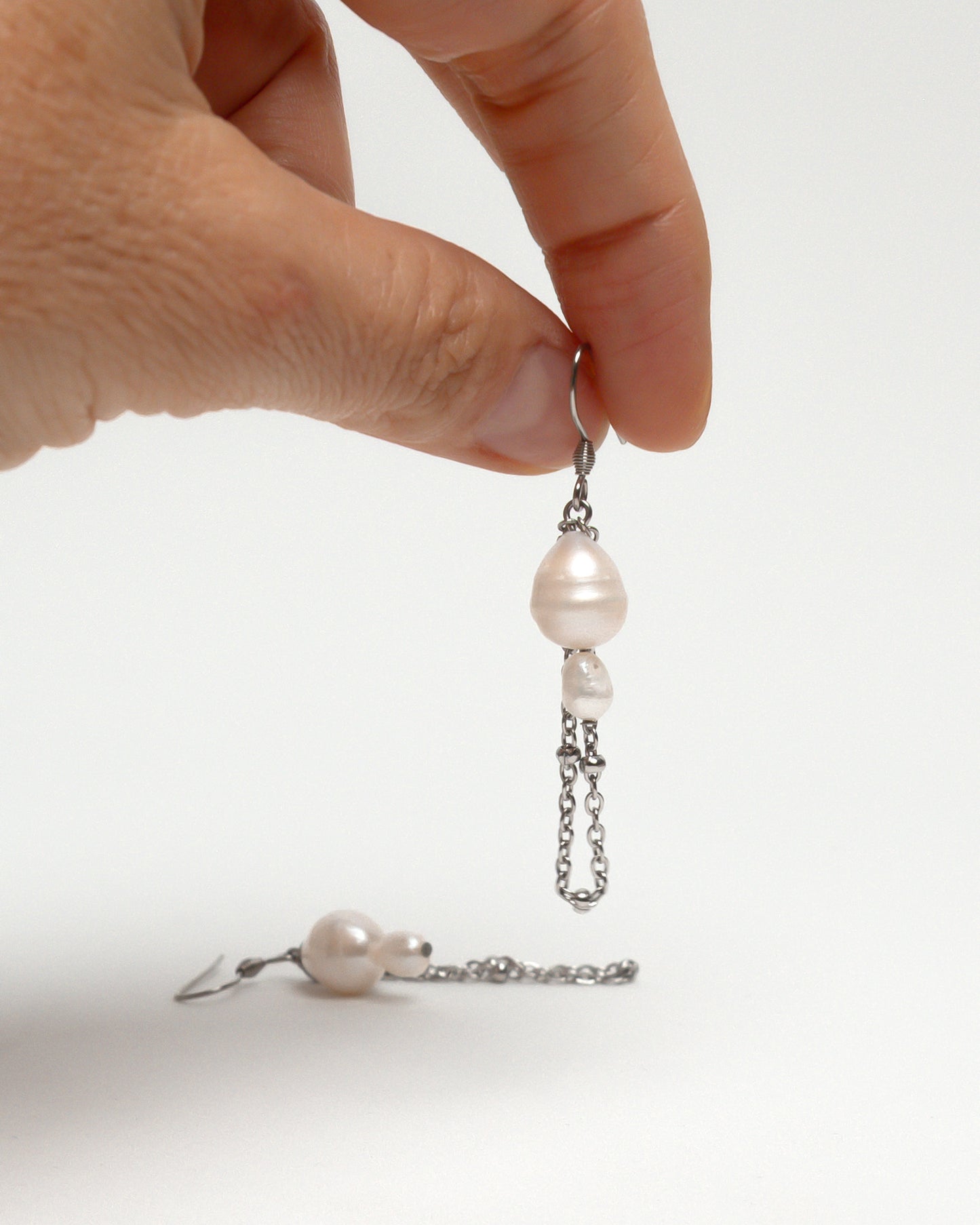 Pendientes cortos con perlas barrocas y cadena de acero inoxidable. Joyería artesanal hecha a mano en España.