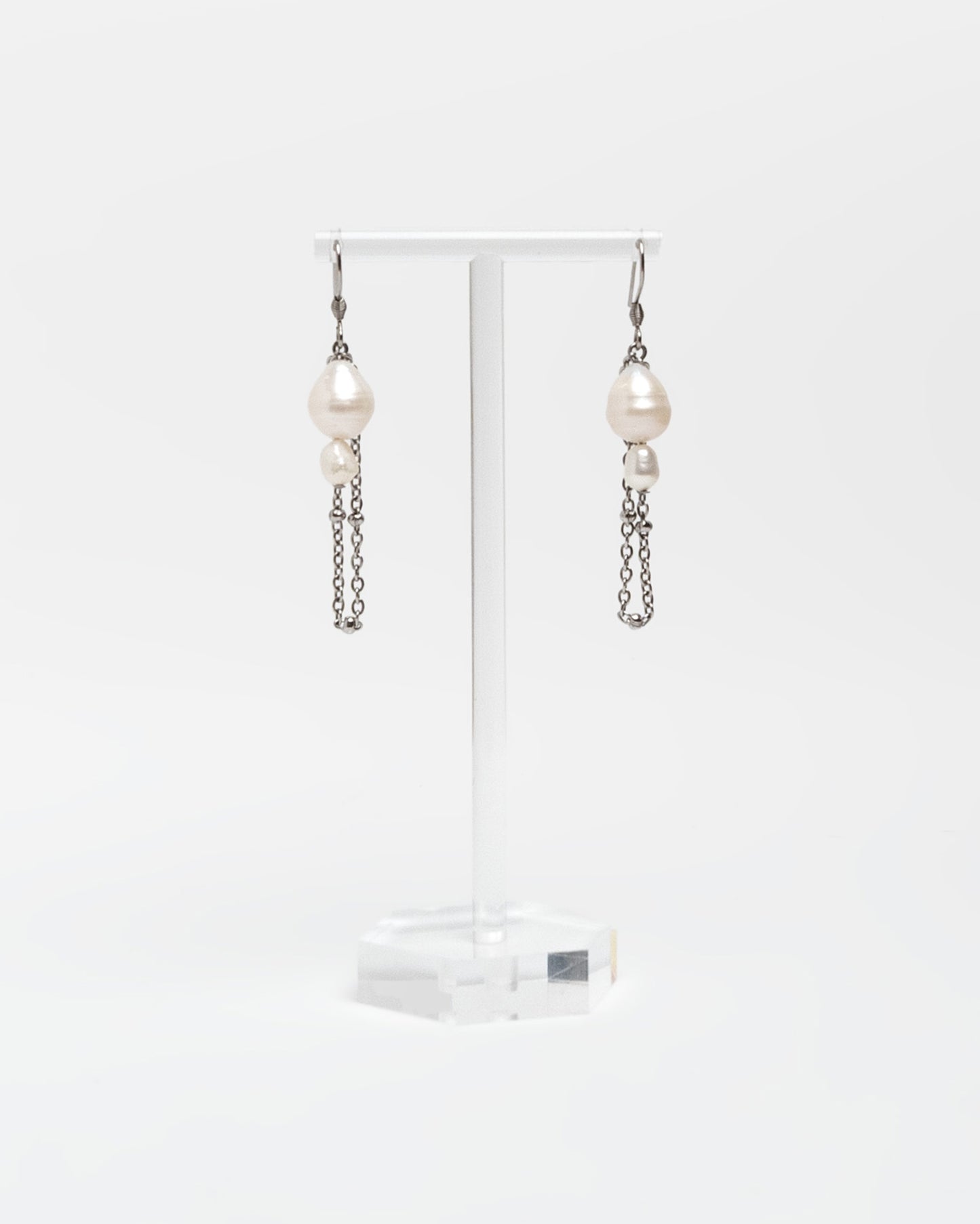 Pendientes cortos con perlas barrocas y cadena de acero inoxidable. Joyería artesanal hecha a mano en España.