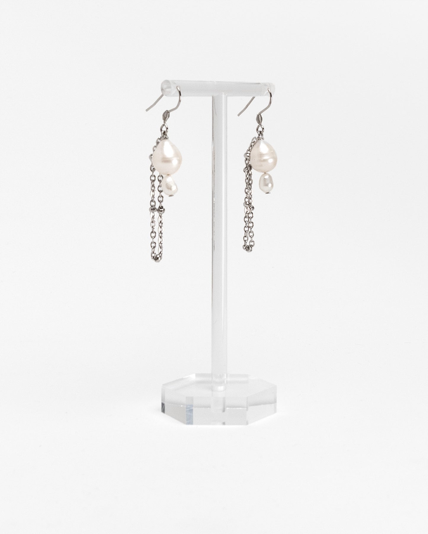 Pendientes cortos con perlas barrocas y cadena de acero inoxidable. Joyería artesanal hecha a mano en España.