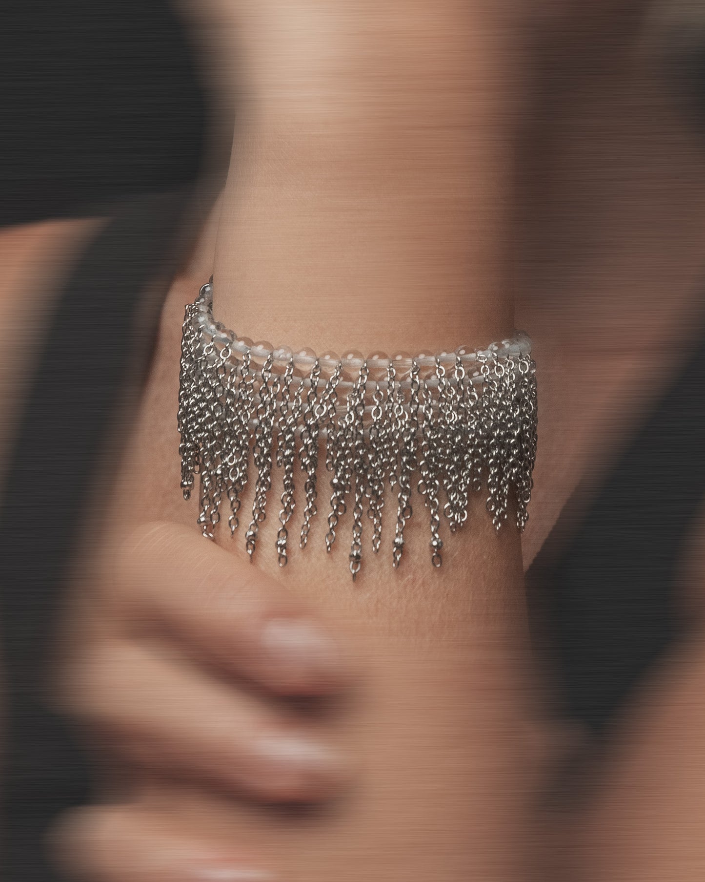 Pulsera de cuarzo y acero inoxidable con cierre magnético y cadenas tipo flecos