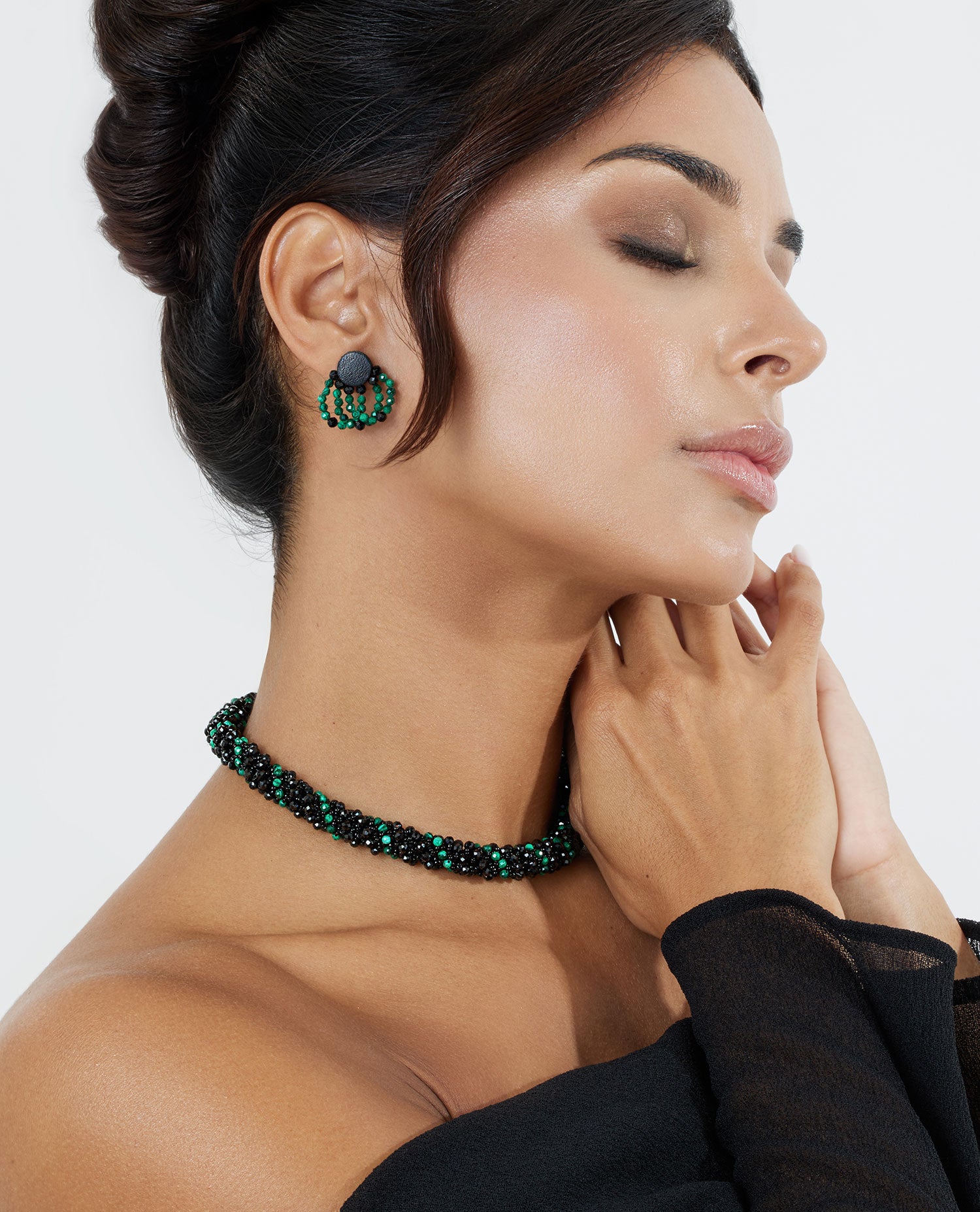 Malachite and spinel statement necklace featuring vibrant green malachite and black spinel pearls, 38 cm long, with a silver magnetic clasp.