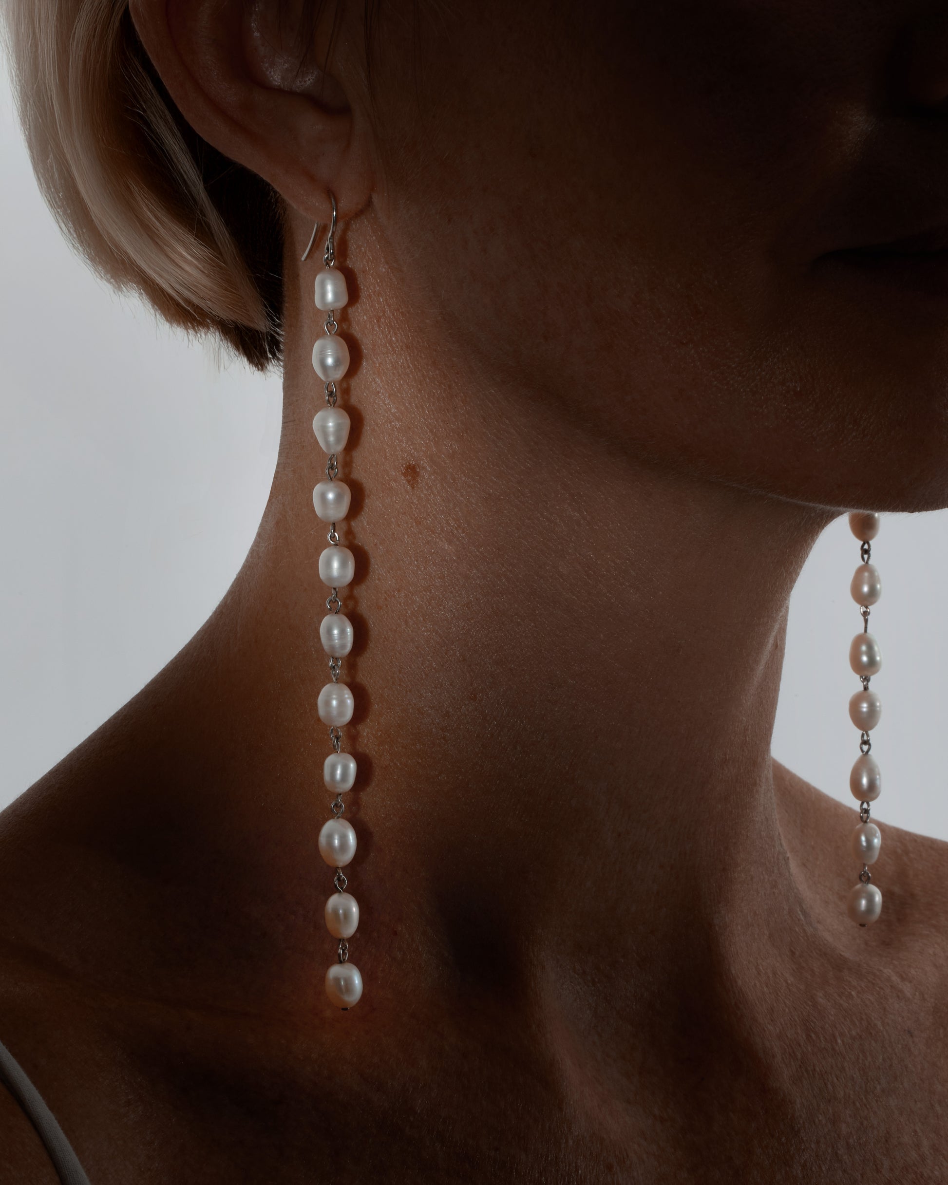 Long freshwater pearl earrings with luminous pearls and silver hooks, 14 cm in length, perfect for elegant and timeless styling.