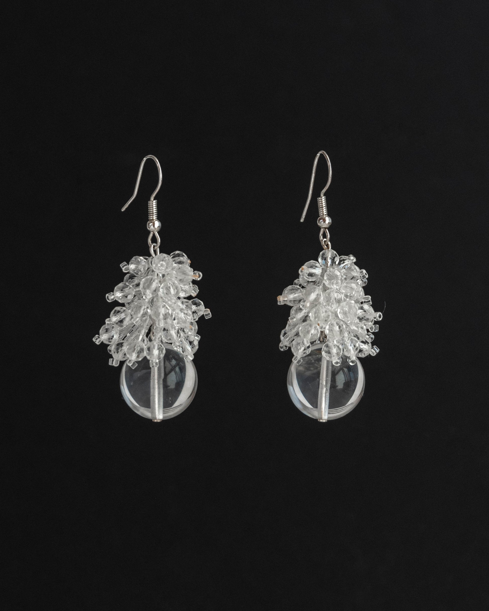 Grape clear quartz earrings featuring sparkling natural gemstones with silver hooks, 6 cm in length, offering a refined and elegant design.