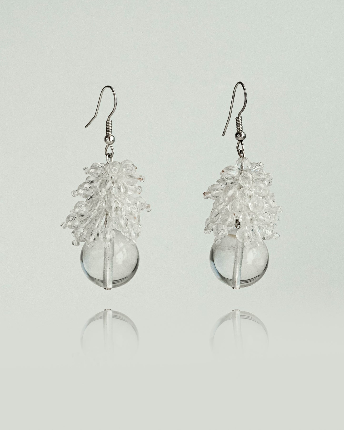 Grape clear quartz earrings featuring sparkling natural gemstones with silver hooks, 6 cm in length, offering a refined and elegant design.