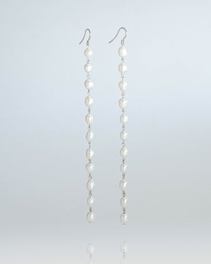 Long freshwater pearl earrings with luminous pearls and silver hooks, 14 cm in length, perfect for elegant and timeless styling.