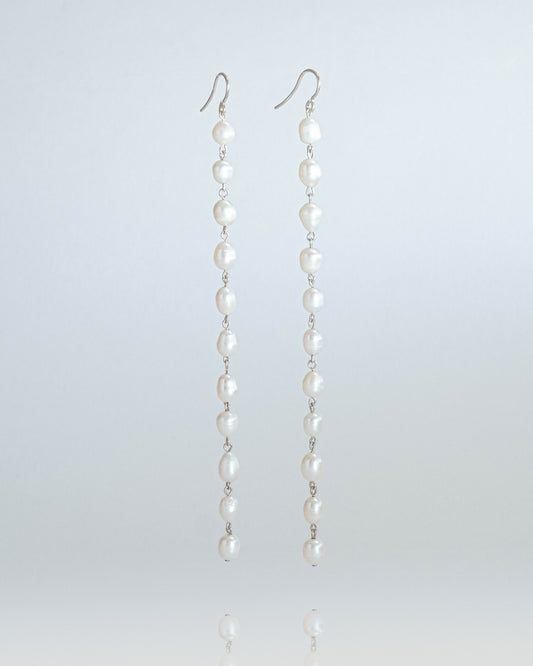 Long freshwater pearl earrings with luminous pearls and silver hooks, 14 cm in length, perfect for elegant and timeless styling.