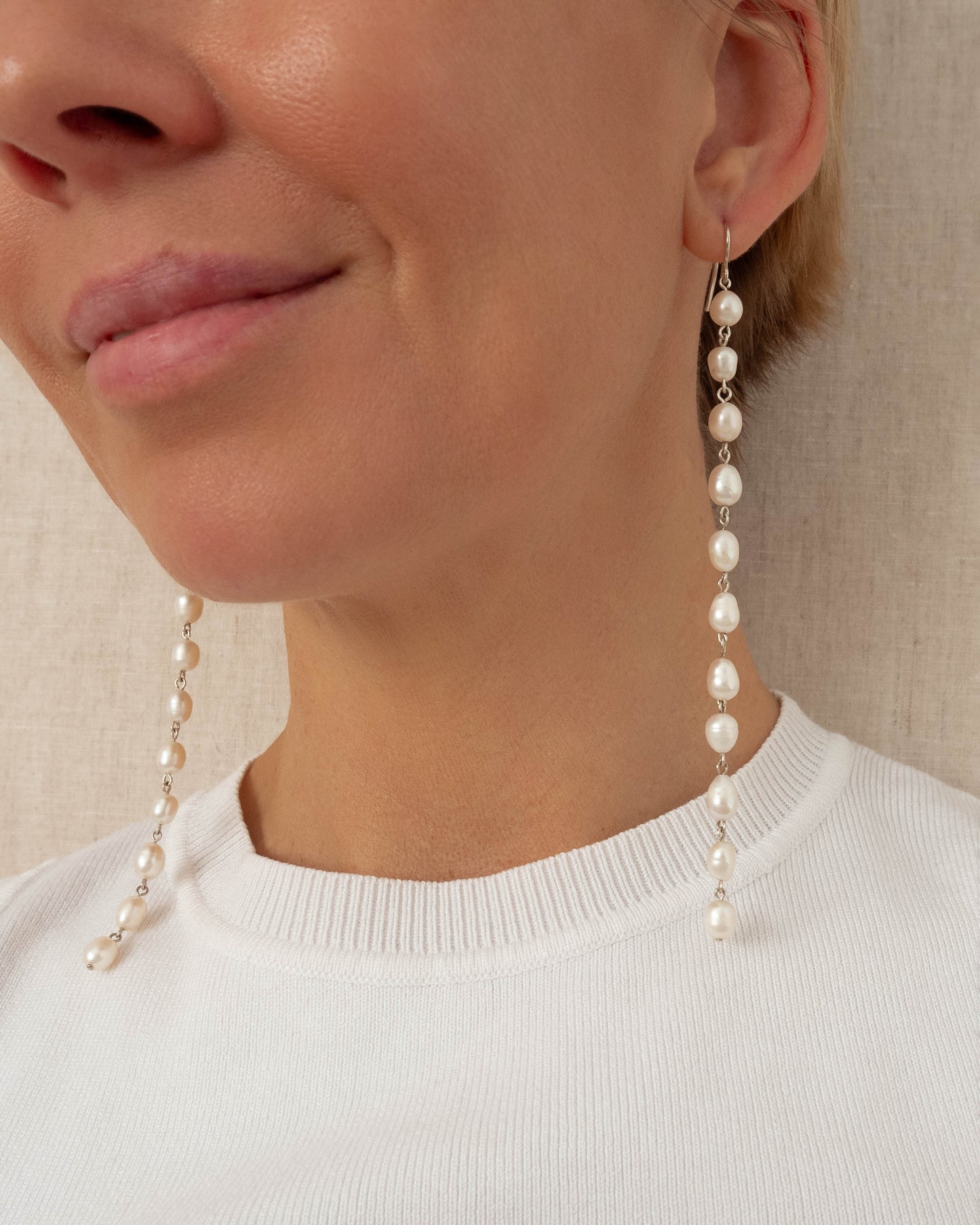 Long freshwater pearl earrings with luminous pearls and silver hooks, 14 cm in length, perfect for elegant and timeless styling.