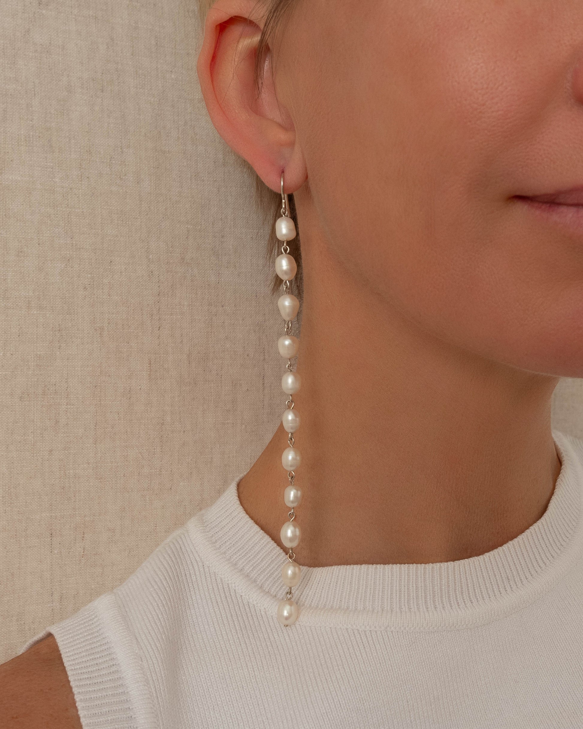 Long freshwater pearl earrings with luminous pearls and silver hooks, 14 cm in length, perfect for elegant and timeless styling.