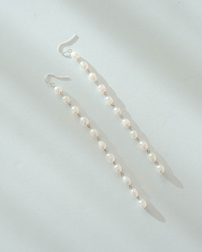 Long freshwater pearl earrings with luminous pearls and silver hooks, 14 cm in length, perfect for elegant and timeless styling.