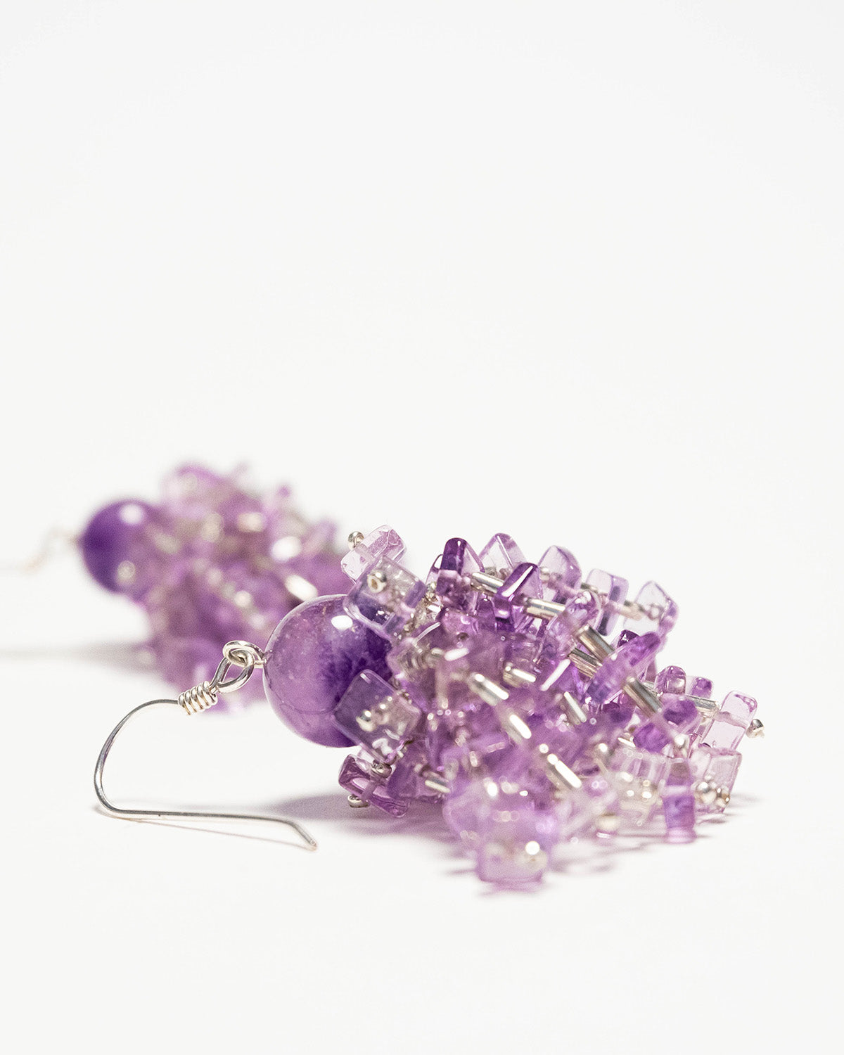 Fringe amethyst earrings featuring vibrant purple gemstones and silver hooks, 6 cm in length, offering natural elegance and fluid design.