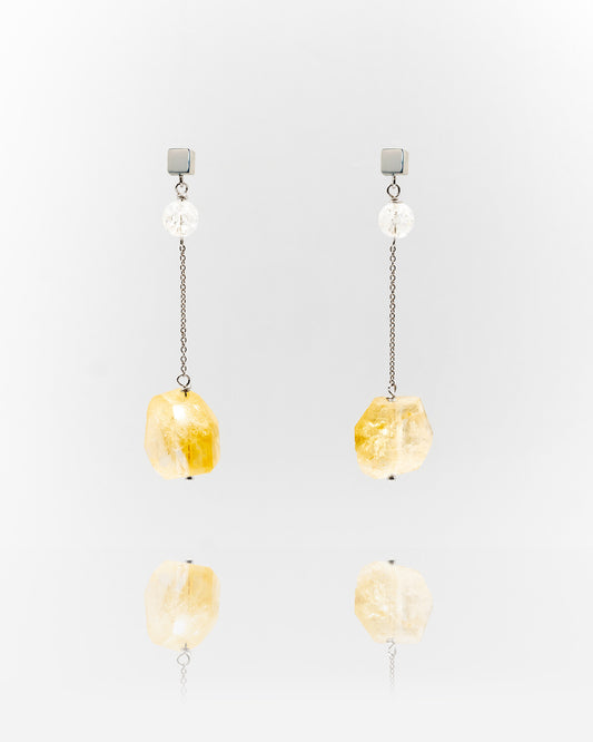 Long citrine and quartz earrings featuring vibrant stones on a silver chain, 7 cm in length, offering a graceful and elegant dangle design.