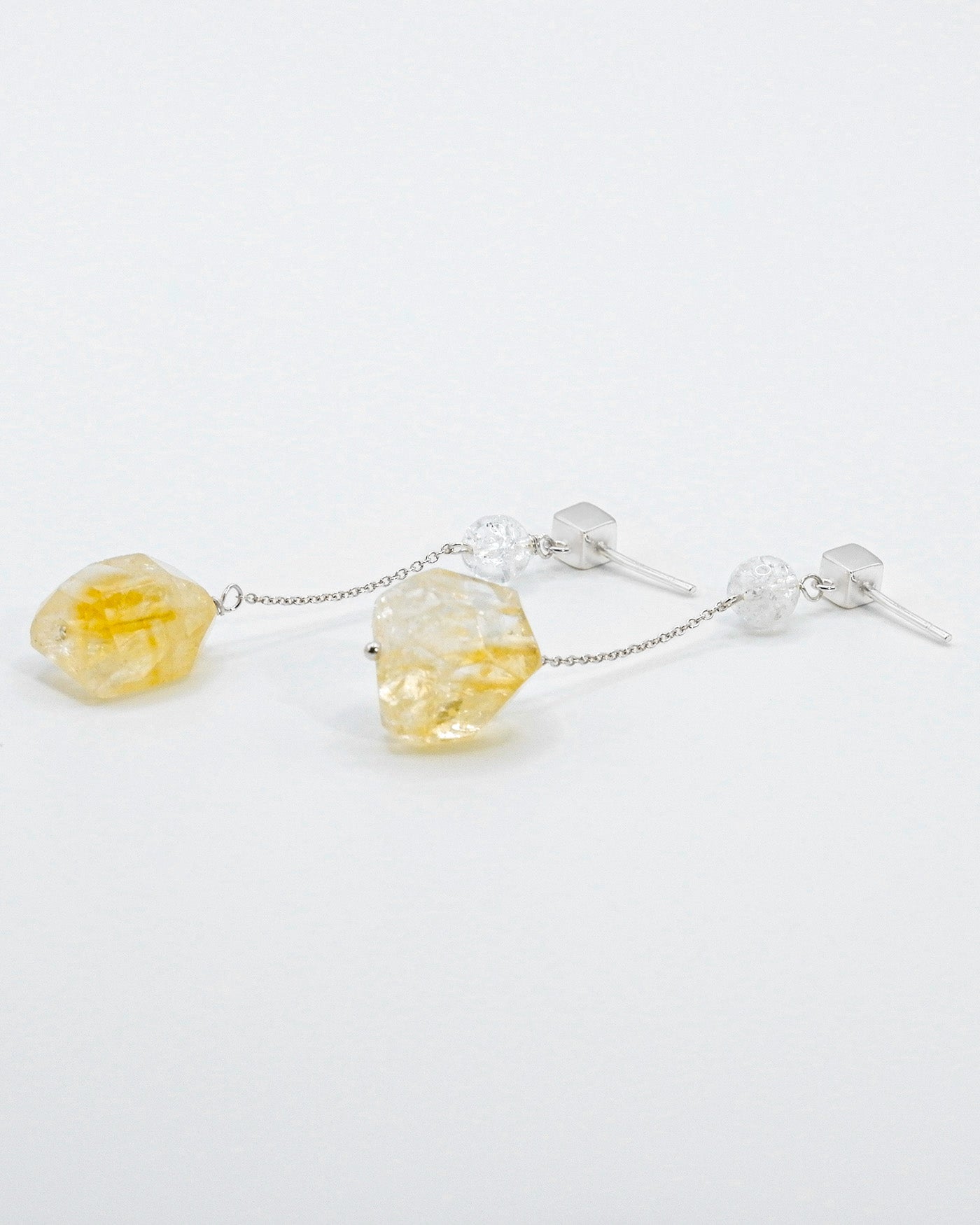 Long citrine and quartz earrings featuring vibrant stones on a silver chain, 7 cm in length, offering a graceful and elegant dangle design.