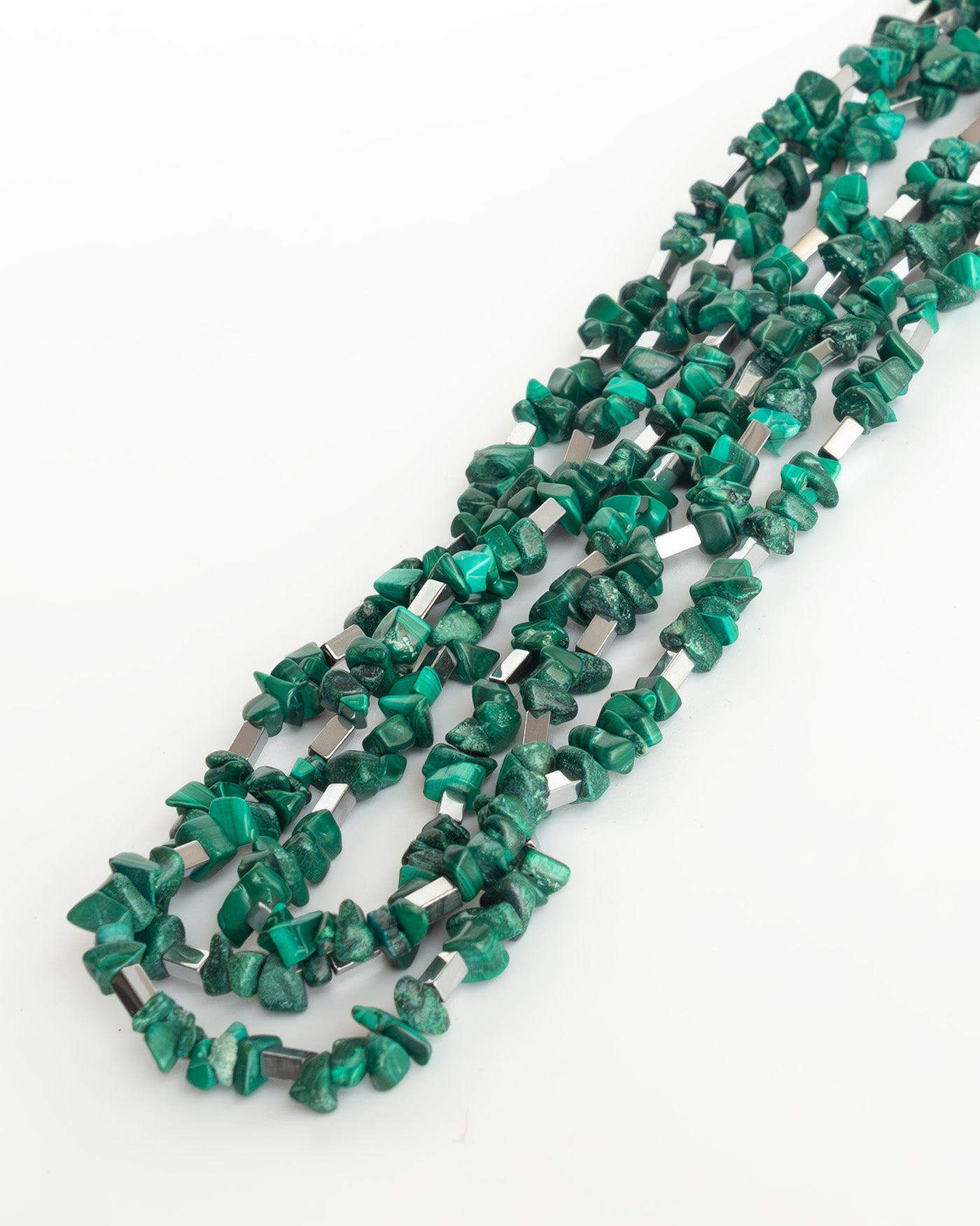 Short necklace featuring vibrant malachite chips, geometric hematite beads, and a silver lobster clasp, 40 cm in length, perfect for minimalist styles.