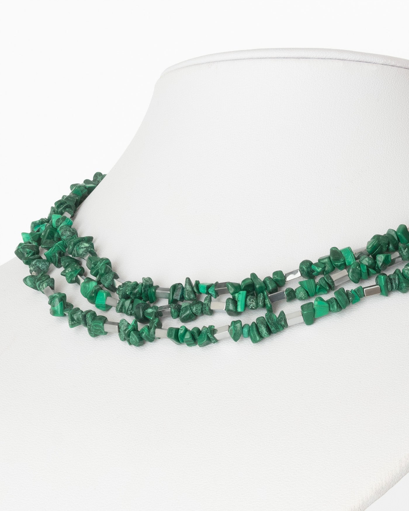 Short necklace featuring vibrant malachite chips, geometric hematite beads, and a silver lobster clasp, 40 cm in length, perfect for minimalist styles.