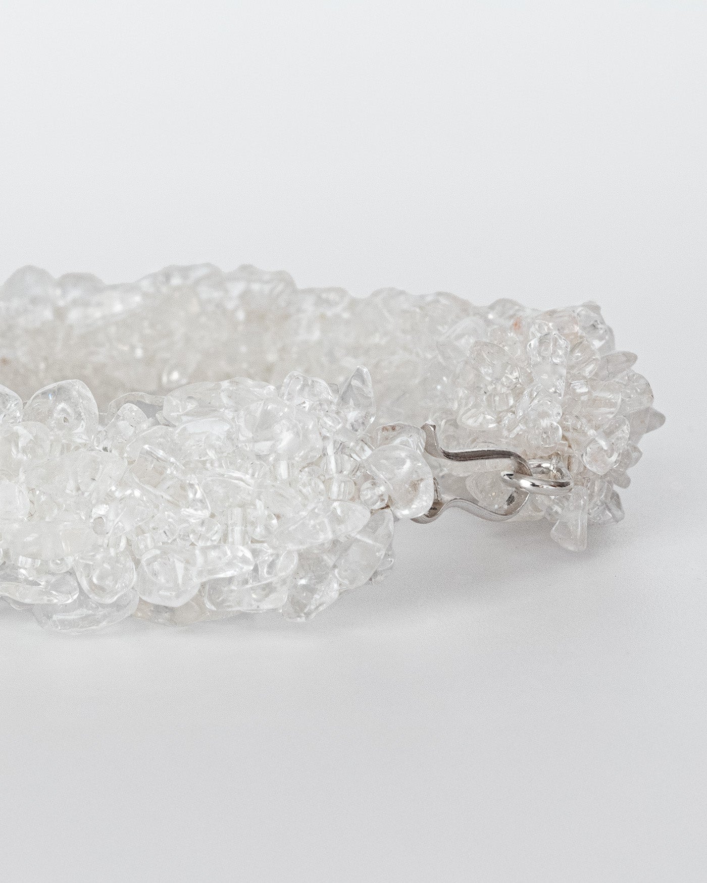 Chunky bracelet crafted with clear quartz chips and a silver clasp, 17 cm in length, a bold and versatile accessory.