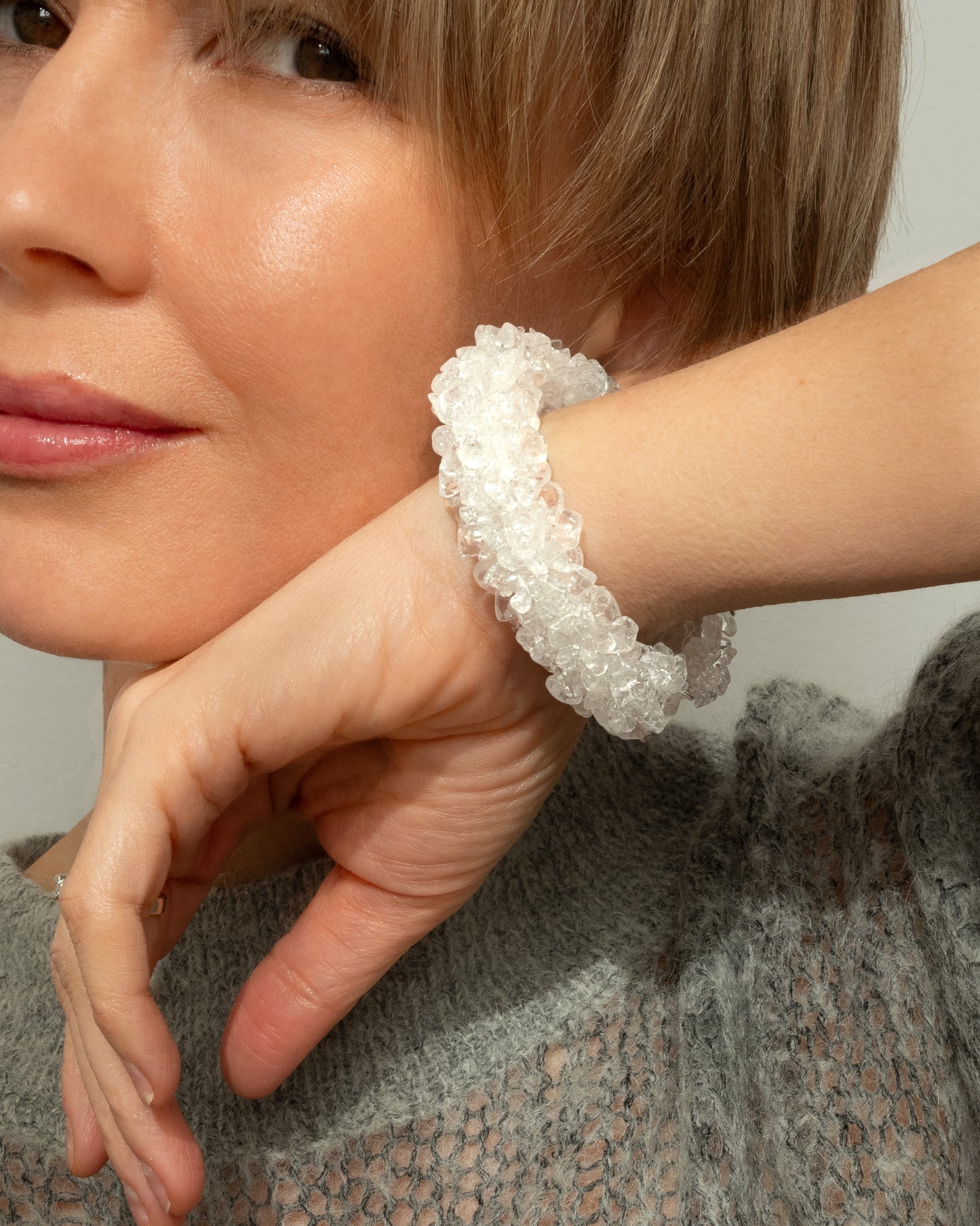 Chunky bracelet crafted with clear quartz chips and a silver clasp, 17 cm in length, a bold and versatile accessory.