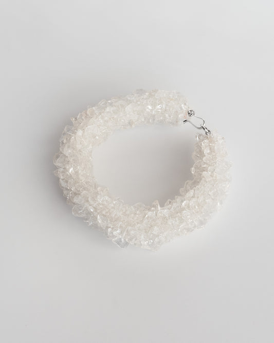 Chunky bracelet crafted with clear quartz chips and a silver clasp, 17 cm in length, a bold and versatile accessory.