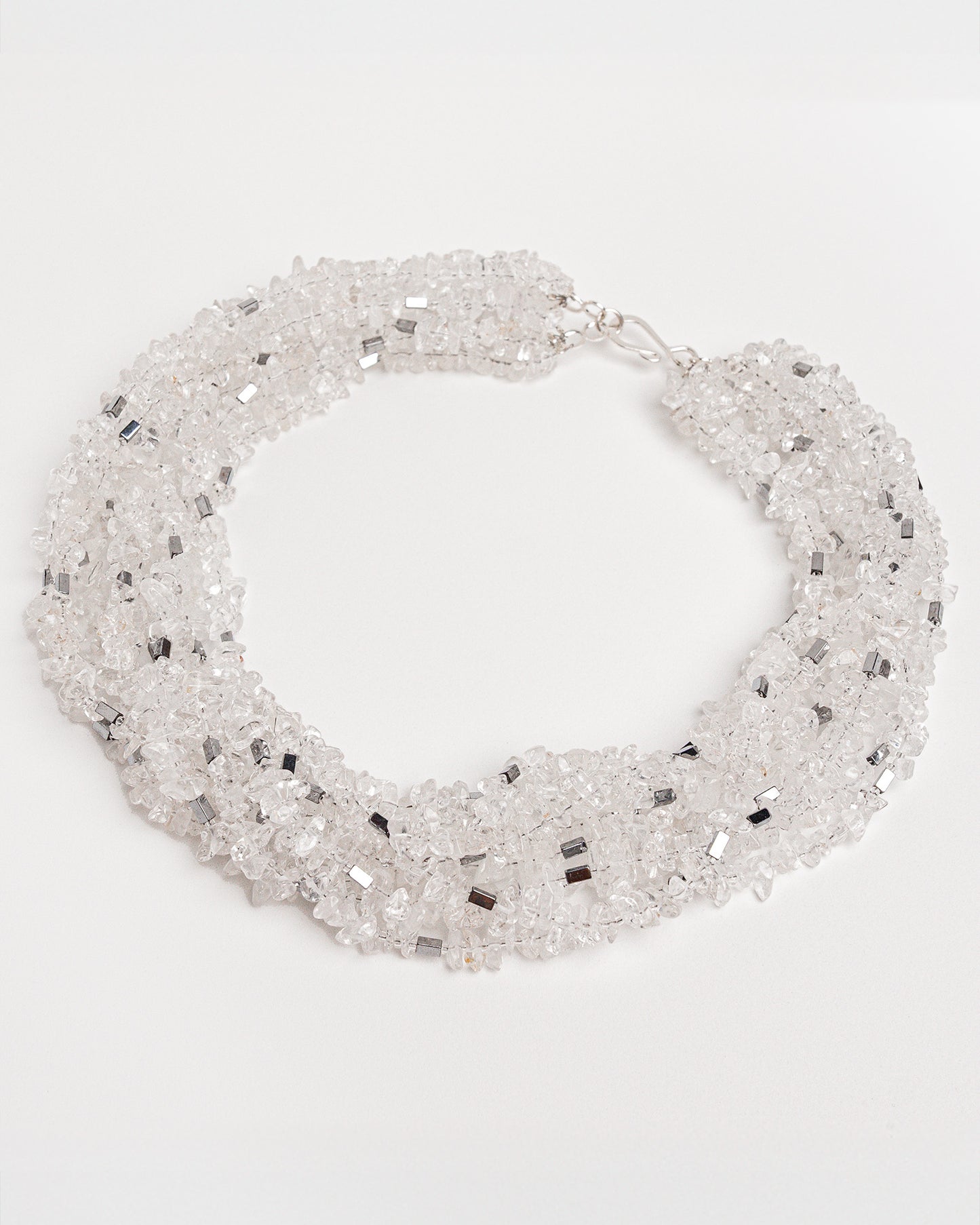 Collar multicapa de cuarzo y hematita