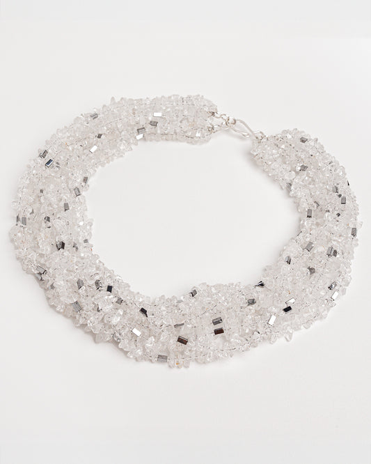 Collar multicapa de cuarzo y hematita