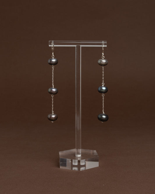 Sterling silver black pearl drop earrings with baroque freshwater pearls. Long handmade statement earrings crafted in Spain.