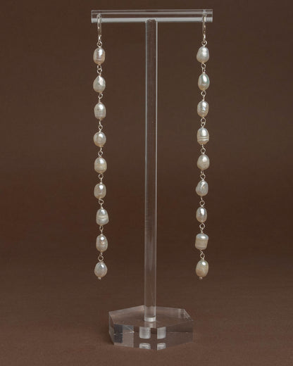Long freshwater pearl earrings with luminous pearls and silver hooks, 14 cm in length, perfect for elegant and timeless styling.