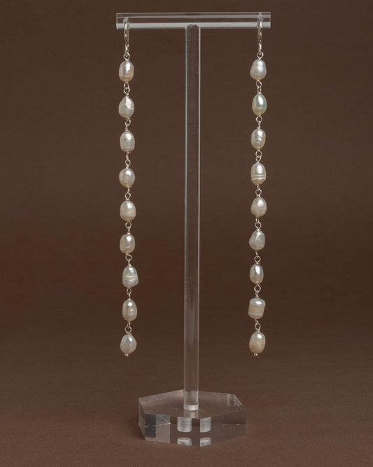 Long freshwater pearl earrings with luminous pearls and silver hooks, 14 cm in length, perfect for elegant and timeless styling.