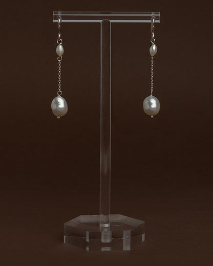 Pendientes delicados de perlas 