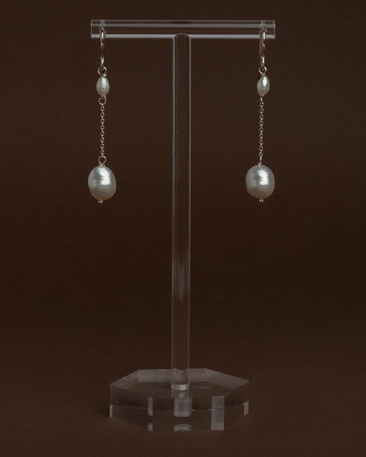 Pendientes delicados de perlas 