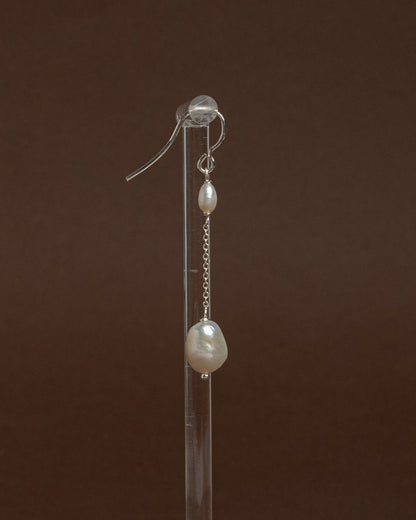 Pendientes delicados de perlas 