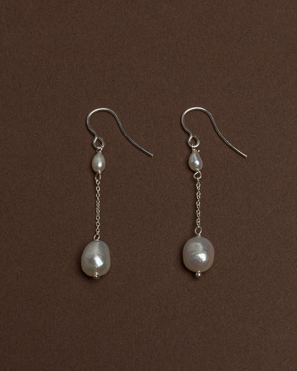 Pendientes delicados de perlas 