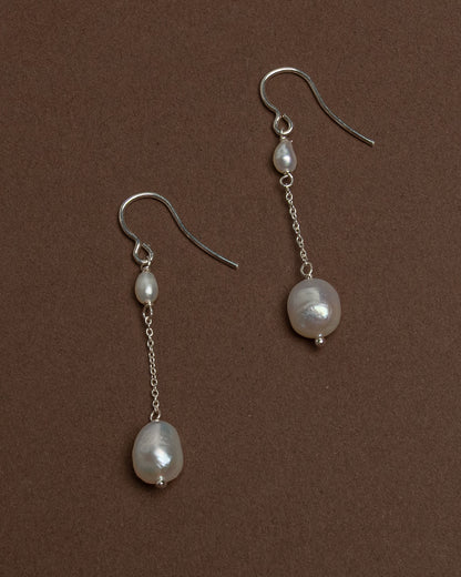 Pendientes delicados de perlas 