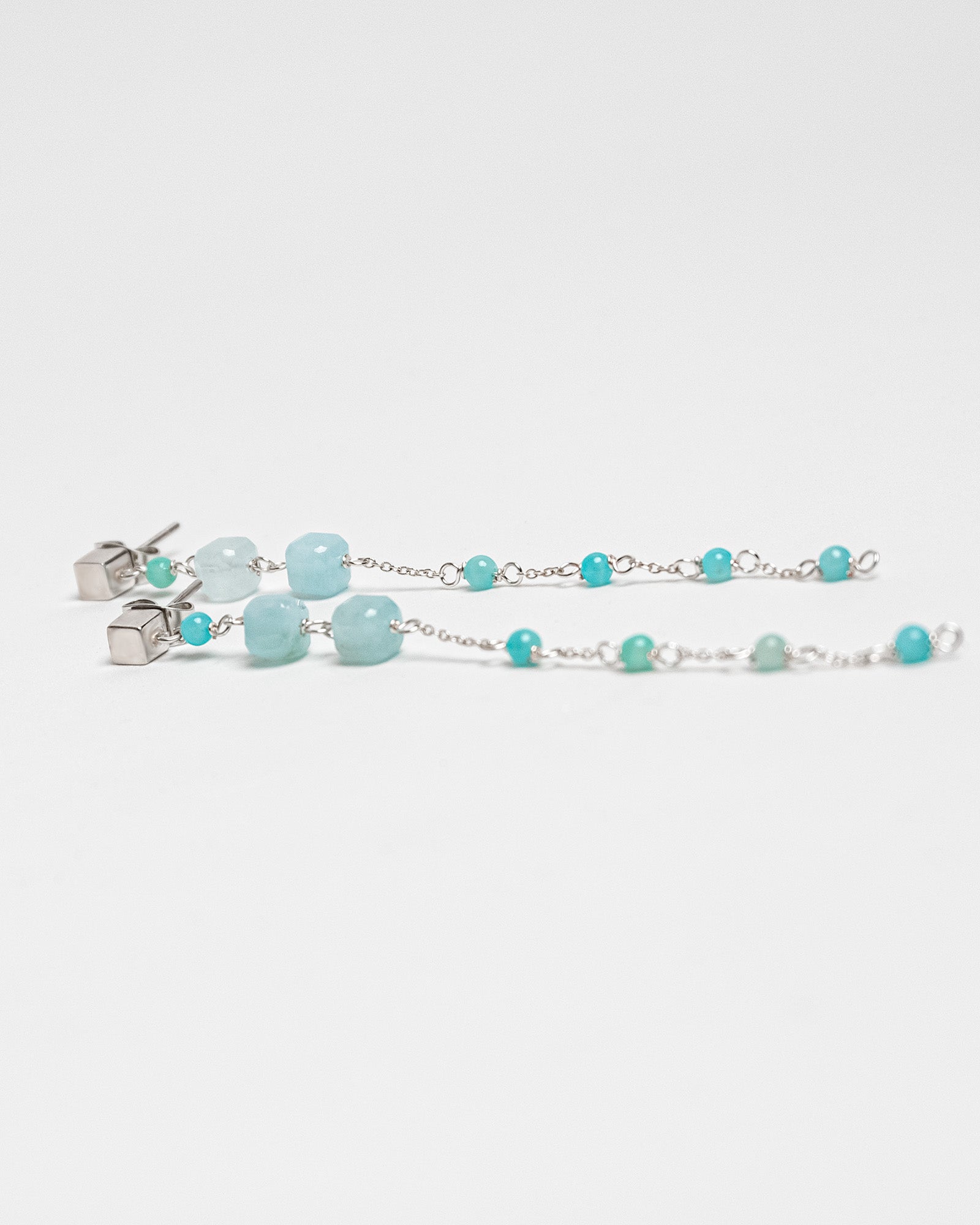Pendientes largos artesanales de amazonita con cadena de plata