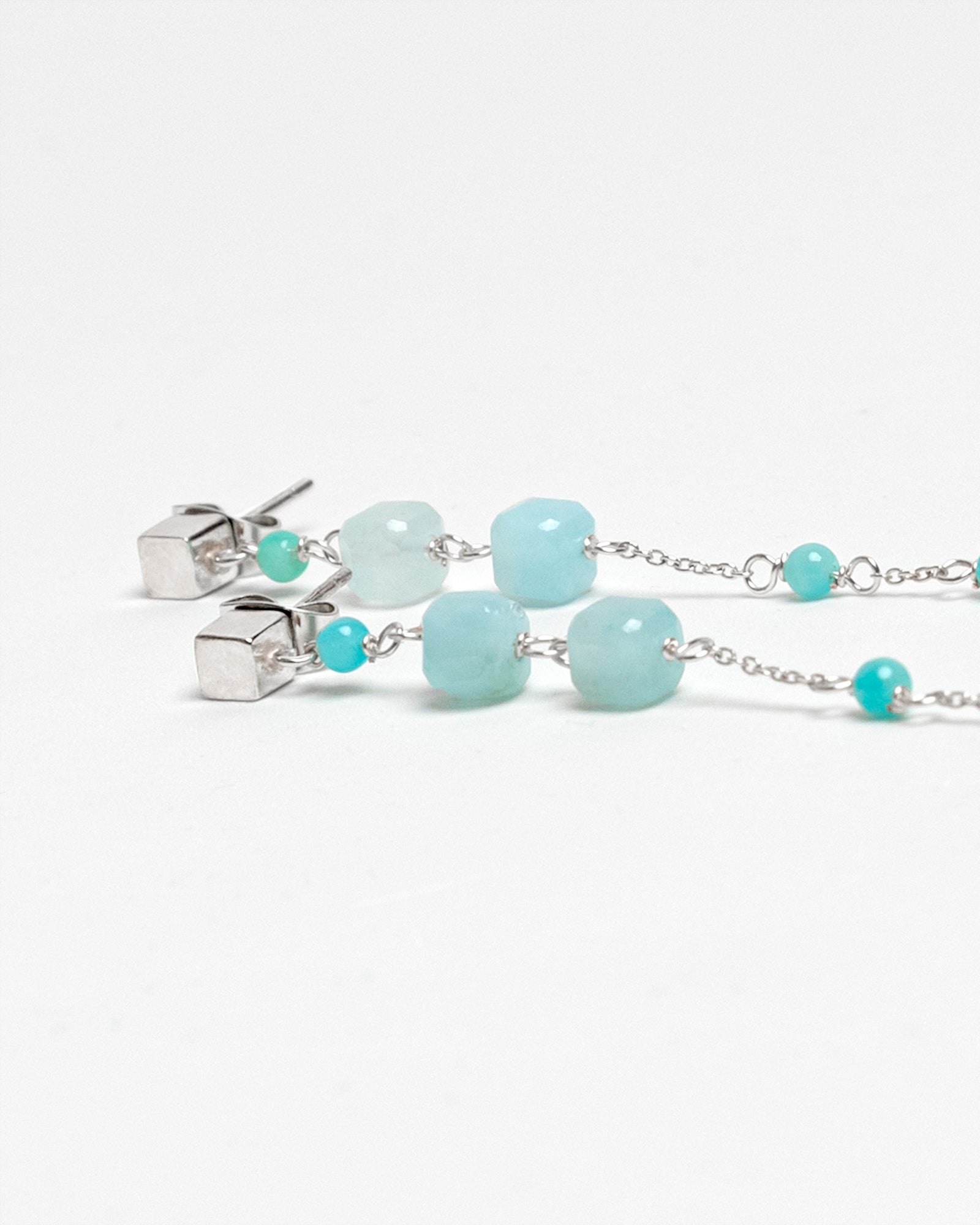 Pendientes largos artesanales de amazonita con cadena de plata