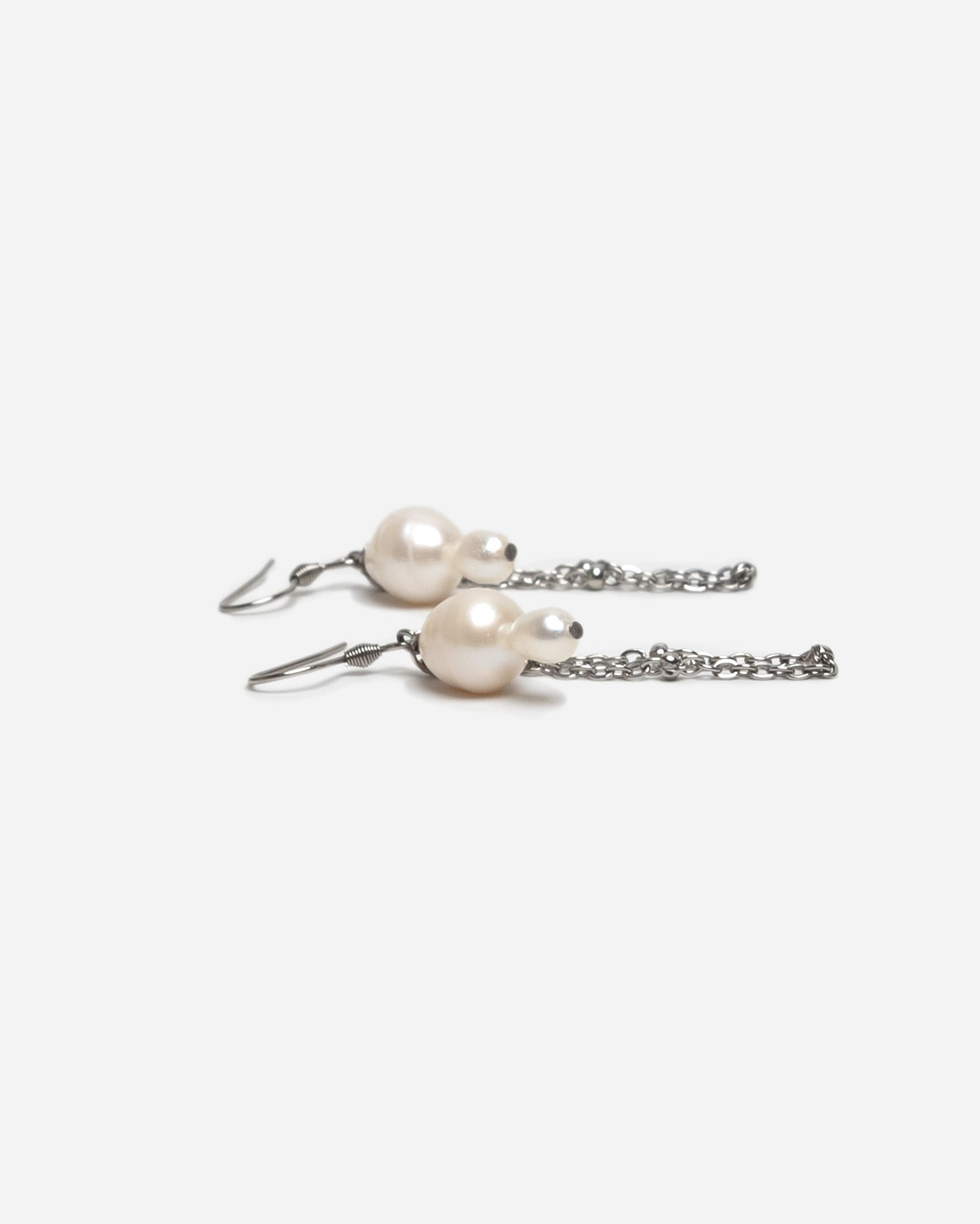 Pendientes cortos con perlas barrocas y cadena de acero inoxidable. Joyería artesanal hecha a mano en España.